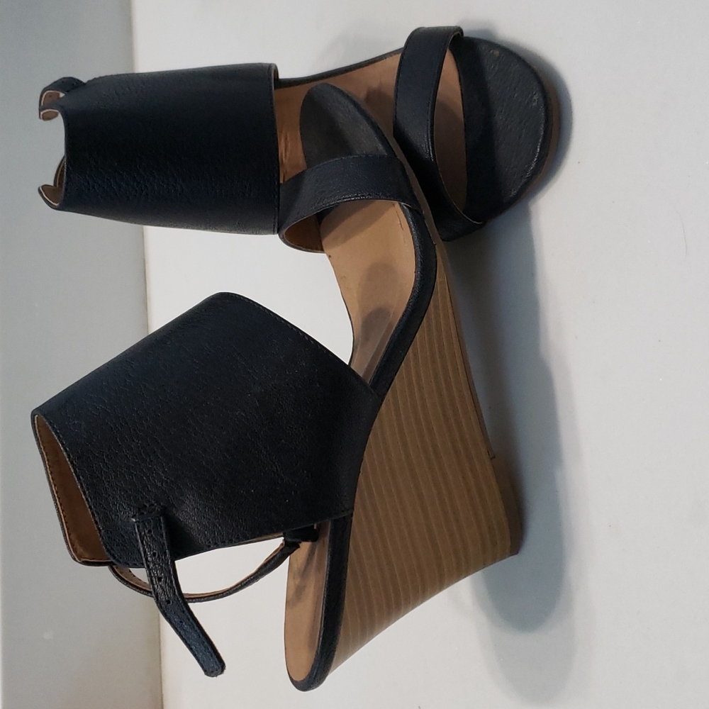 Black wedges